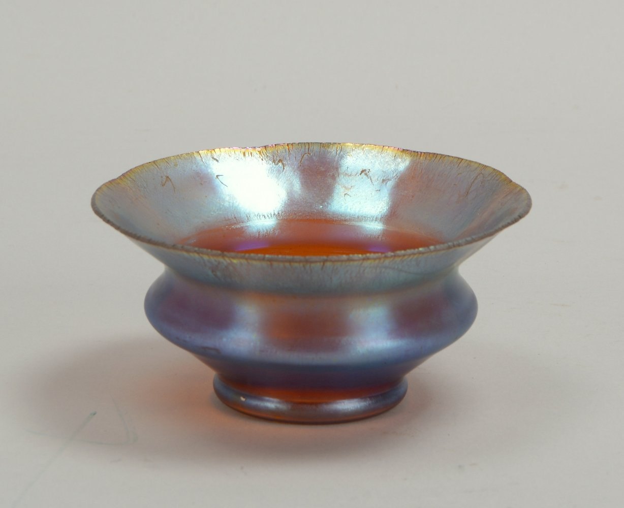 WMF, Myra-Schale, blau-türkisfarben irisierendes Glas, mit ausgeschliff. Kugelabriss