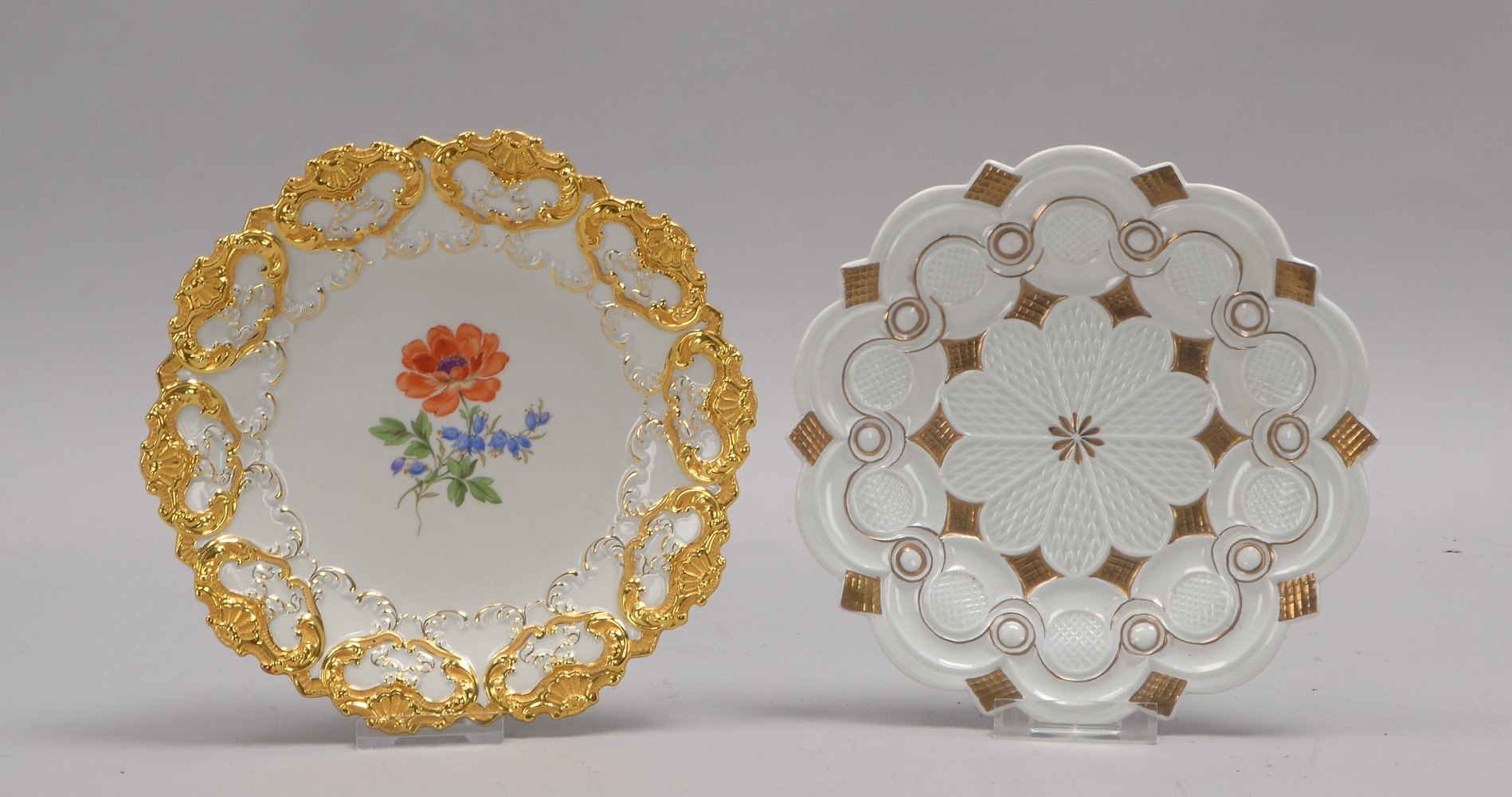 Meissen, 2 Prunkteller (1x I. Wahl), teils goldstaffiert/teils mit Blumendekor