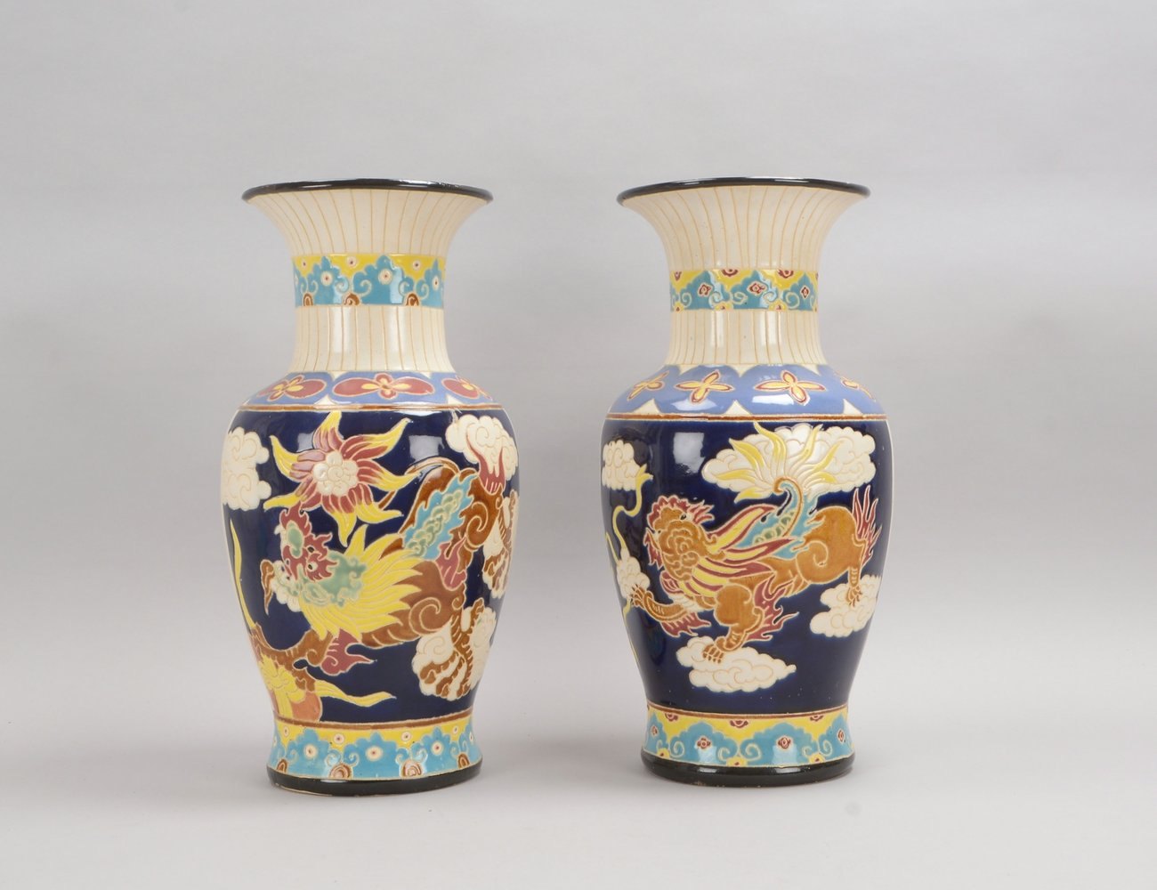 Paar Keramikvasen (in China-Art), Steinzeug glasiert; Höhe 52 cm