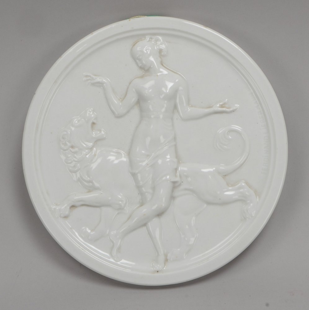 Rosenthal, Wandplakette, Porzellan, Reliefdarstellung, 'Weibl. Halbakt vor Löwe'