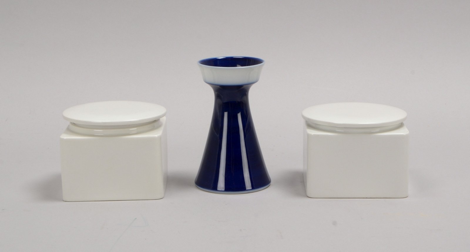 KPM, 2x Weißporz.-Deckelgefäße, Höhe 8 cm; und Hyazinthenvase, Höhe 13 cm