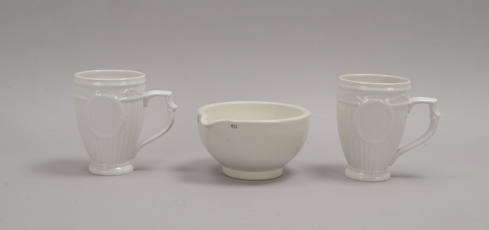 KPM, 2x gr. Henkelbecher, Höhe 14,5 cm(!), und Apothekenmörser, 'Rf5', ca. Ø 16 cm
