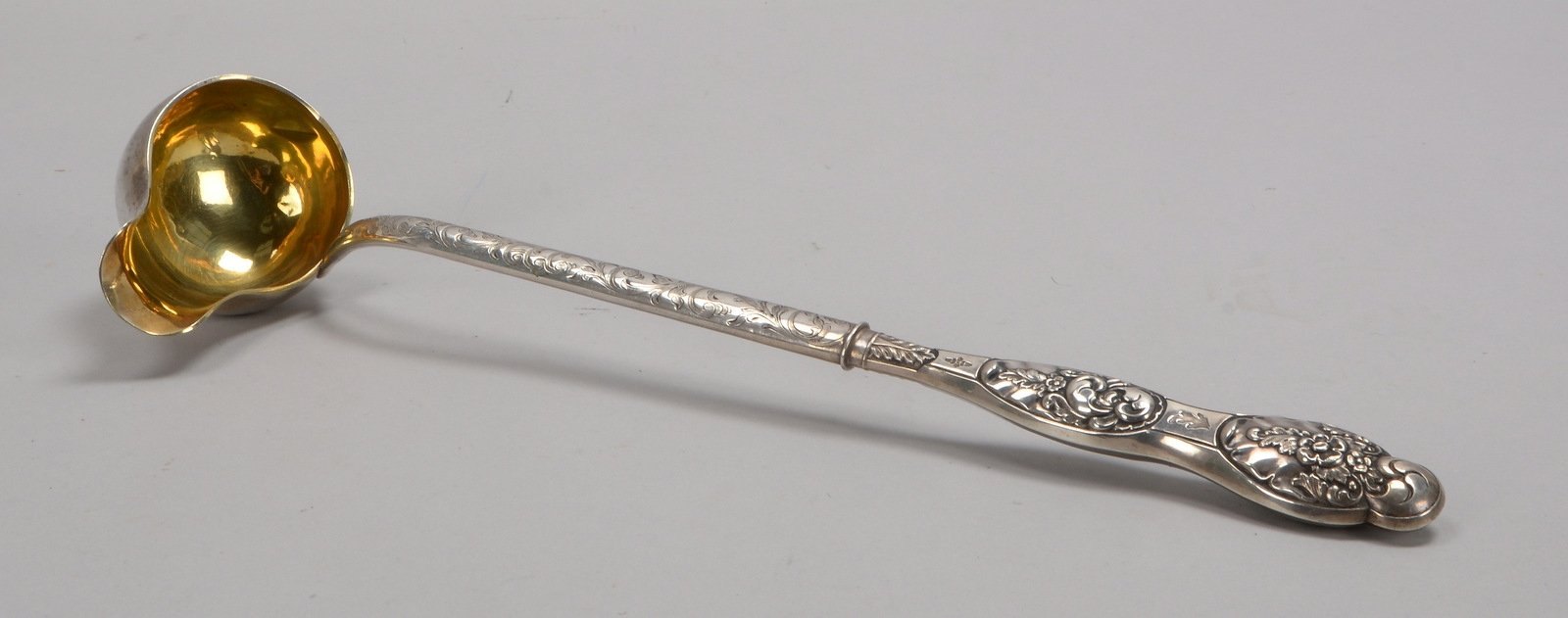 Barocke Schriftrolle, 750/12-löt. Silber/innen verg., Stiel mit flor. Dekor