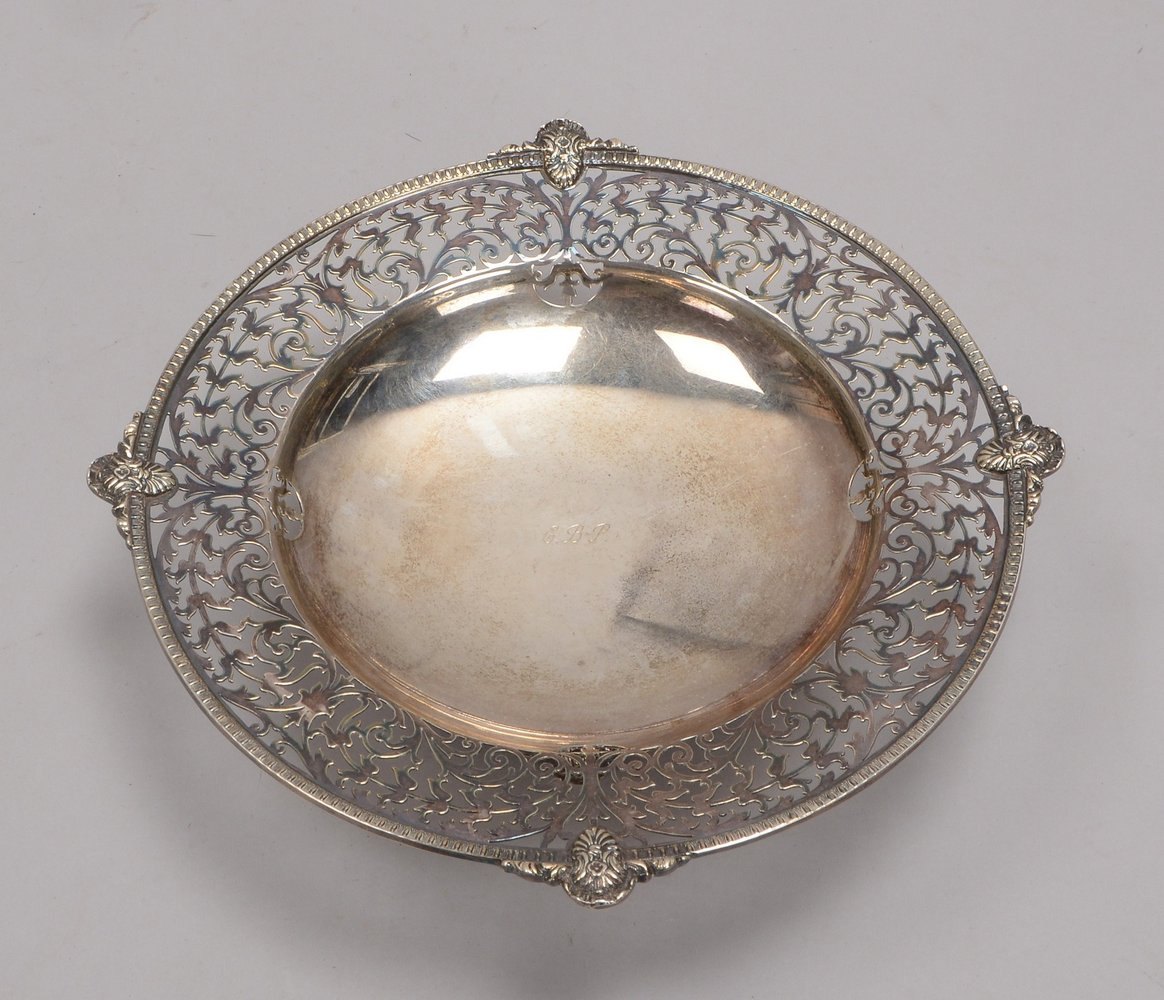 Fußschale, 830 Silber (gepr.), mit durchbr. Blumendekor, Initialen-Gravur; Gew. 380 g