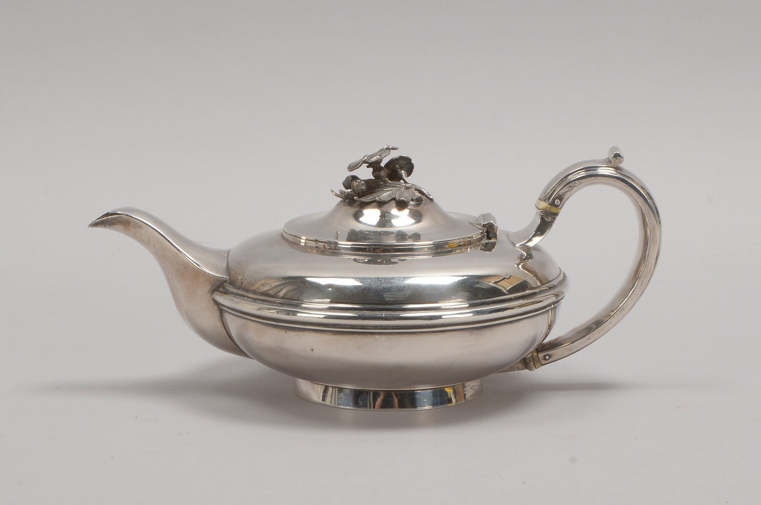 Schenkkanne (London, Meisterpunze J.A.'), Sterlingsilber (mehrf. punz.); Gew. 600 g