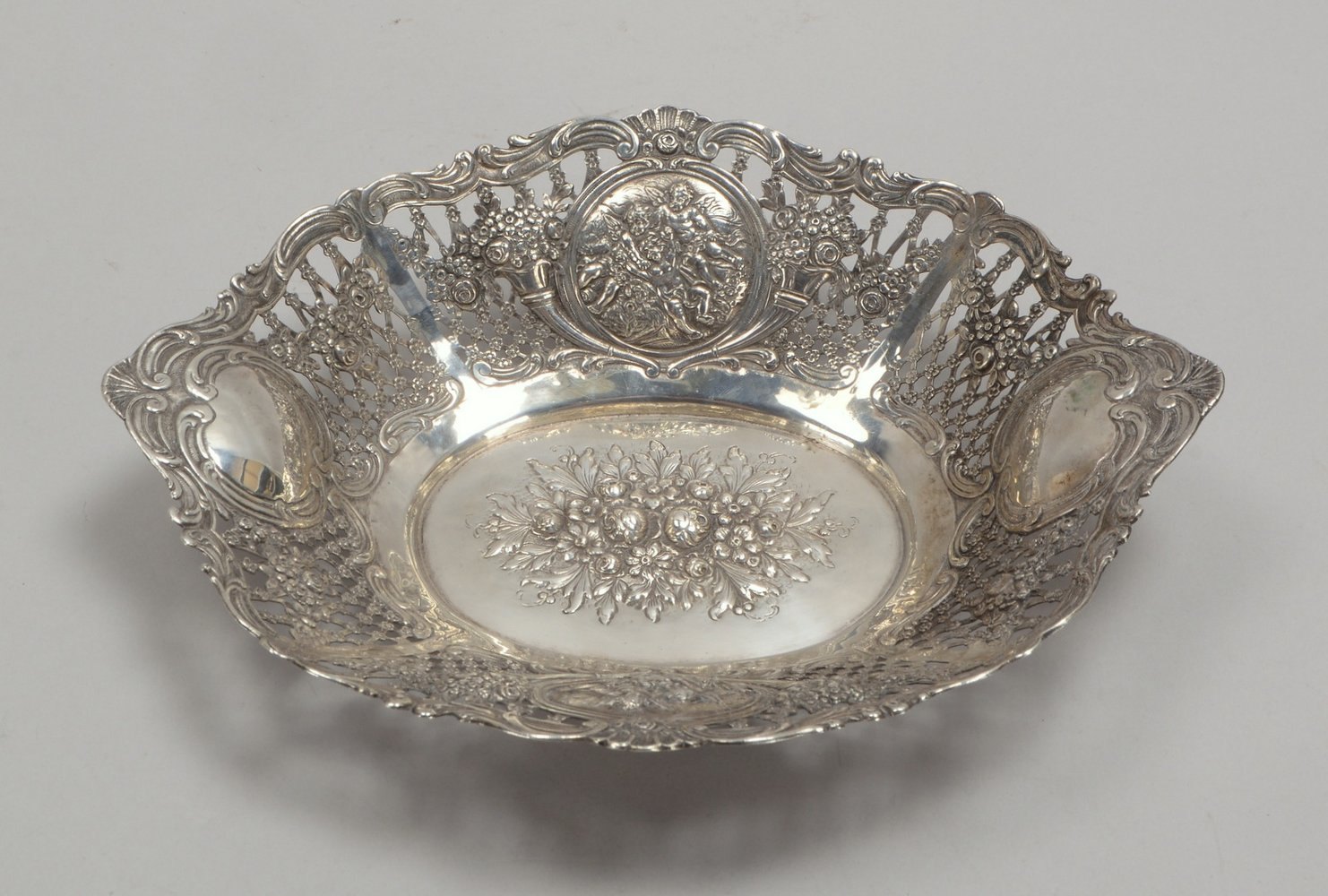 Schale, 800 Silber, durchbr./mit Reliefdekor ('Putto'-/'Füllhorn'- und Blütenmotive)