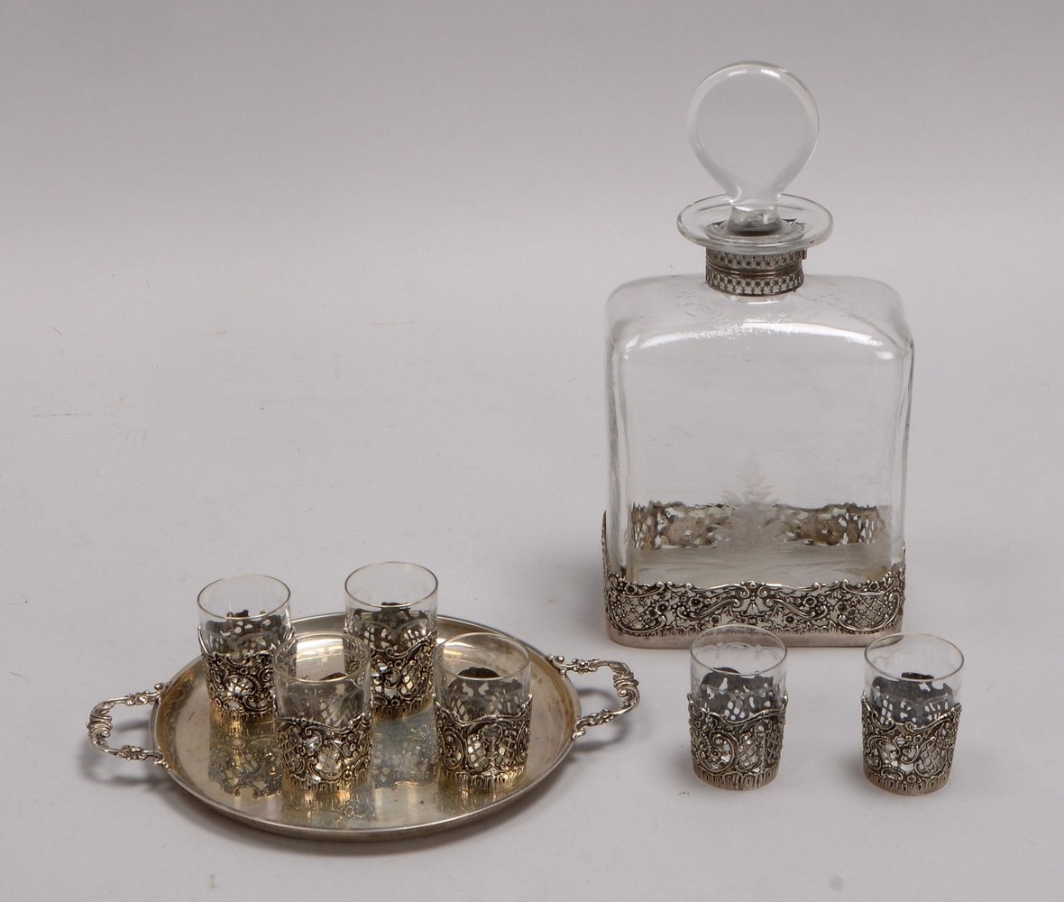 Karaffe mit 6x Bechern, geschliffenes Glas mit Silbermontur, auf Silbertablett