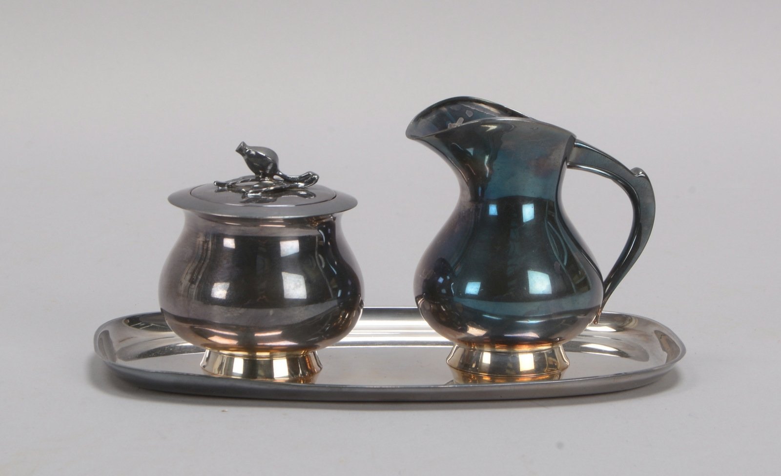 Milch- und Zuckergefäß, 925 Silber, Deckel mit figürl. 'Blüte', auf Tablett
