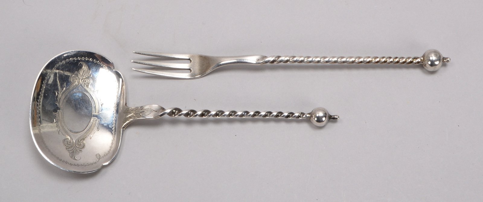 Pastetenbesteck, 13 1/4-löt. Silber, zisel. Dekor, gedr. Stiel: Heber und Gabel, Gew. 73 g
