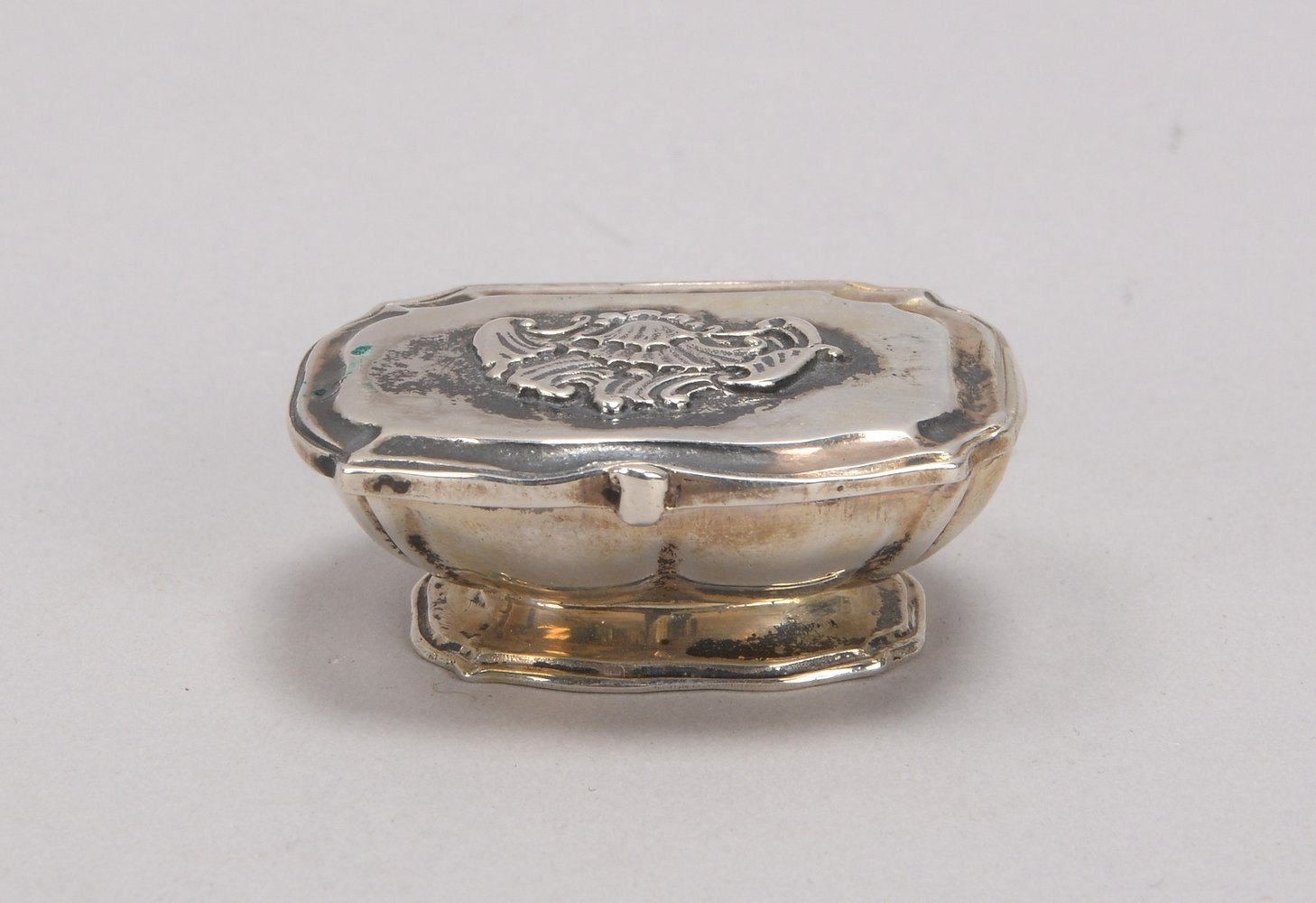 Pillendöschen, 835 Silber, Innenvergoldung; Höhe 2 cm, Maße 5 x 4 cm