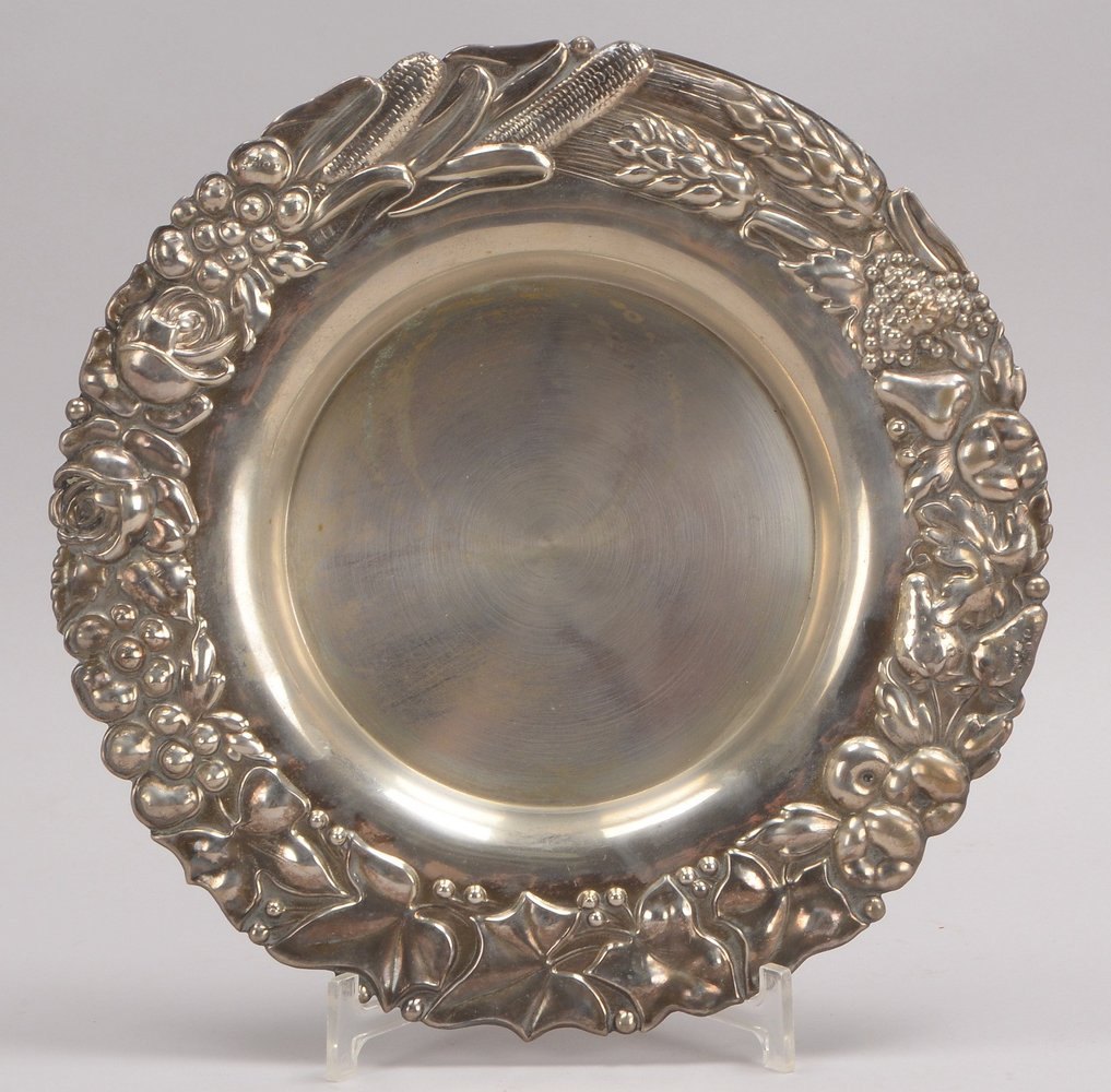 Schale, 835 Silber ('Adlerkopf'-Punze), florales Reliefdekor; Ø 30,5 cm, Gew. 386 g