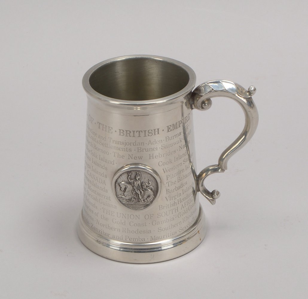 Zinnkrug (Harrods/England), versilbert, 'British Empire', mit Glasboden