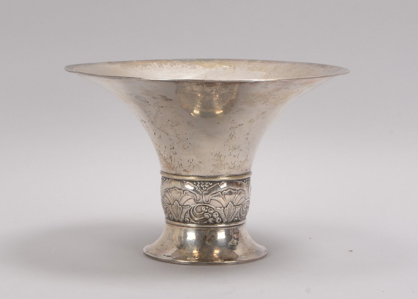 Fußschale (Schweden), 830 Silber (punz.); Höhe 17,5 cm, Ø 26,5 cm, Gew. 545 g