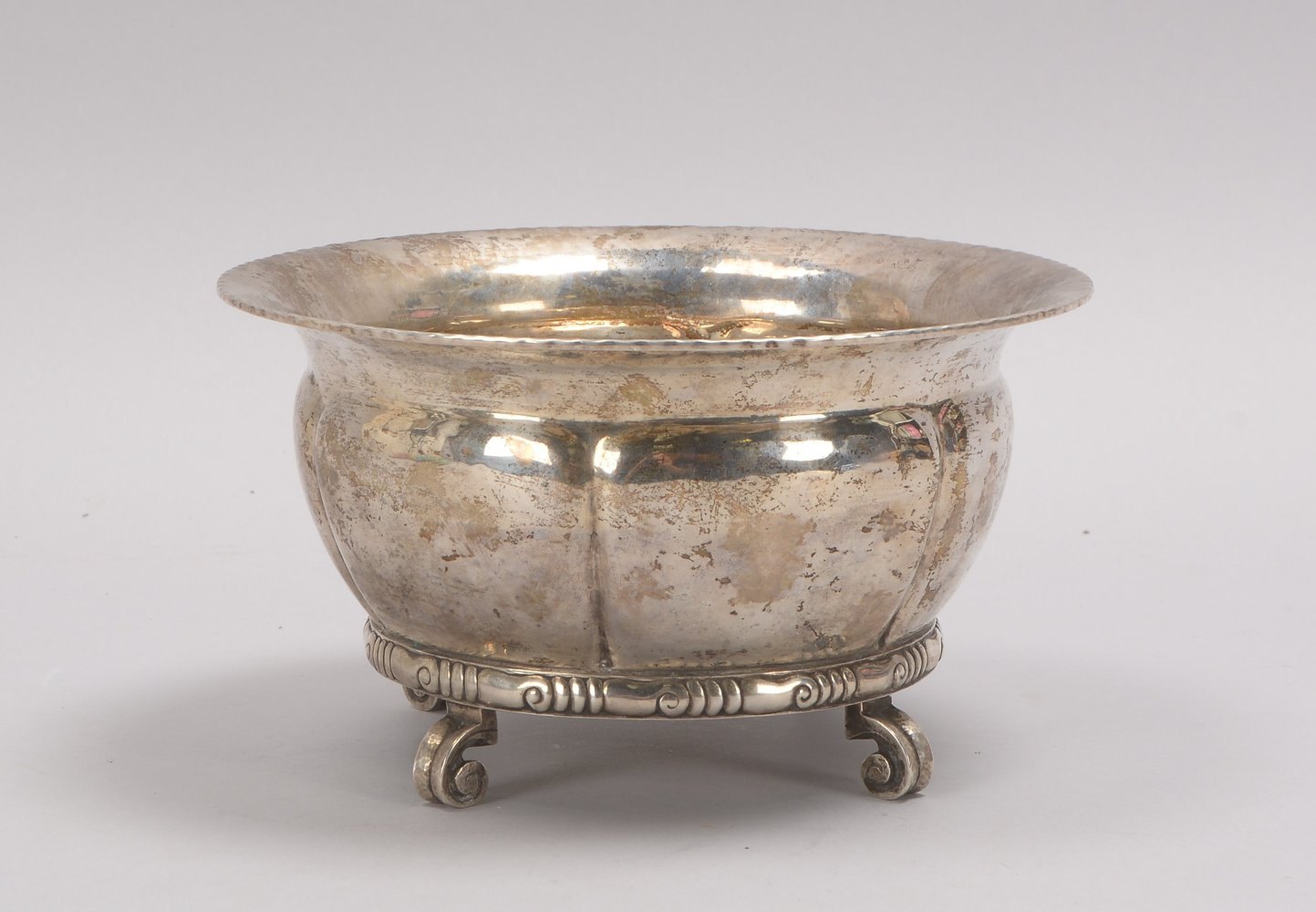 Schale (Schweden), 830 Silber (mehrfach punziert), auf 4x Füßen; Höhe 11,5 cm, Durchmesser Ø 20 cm