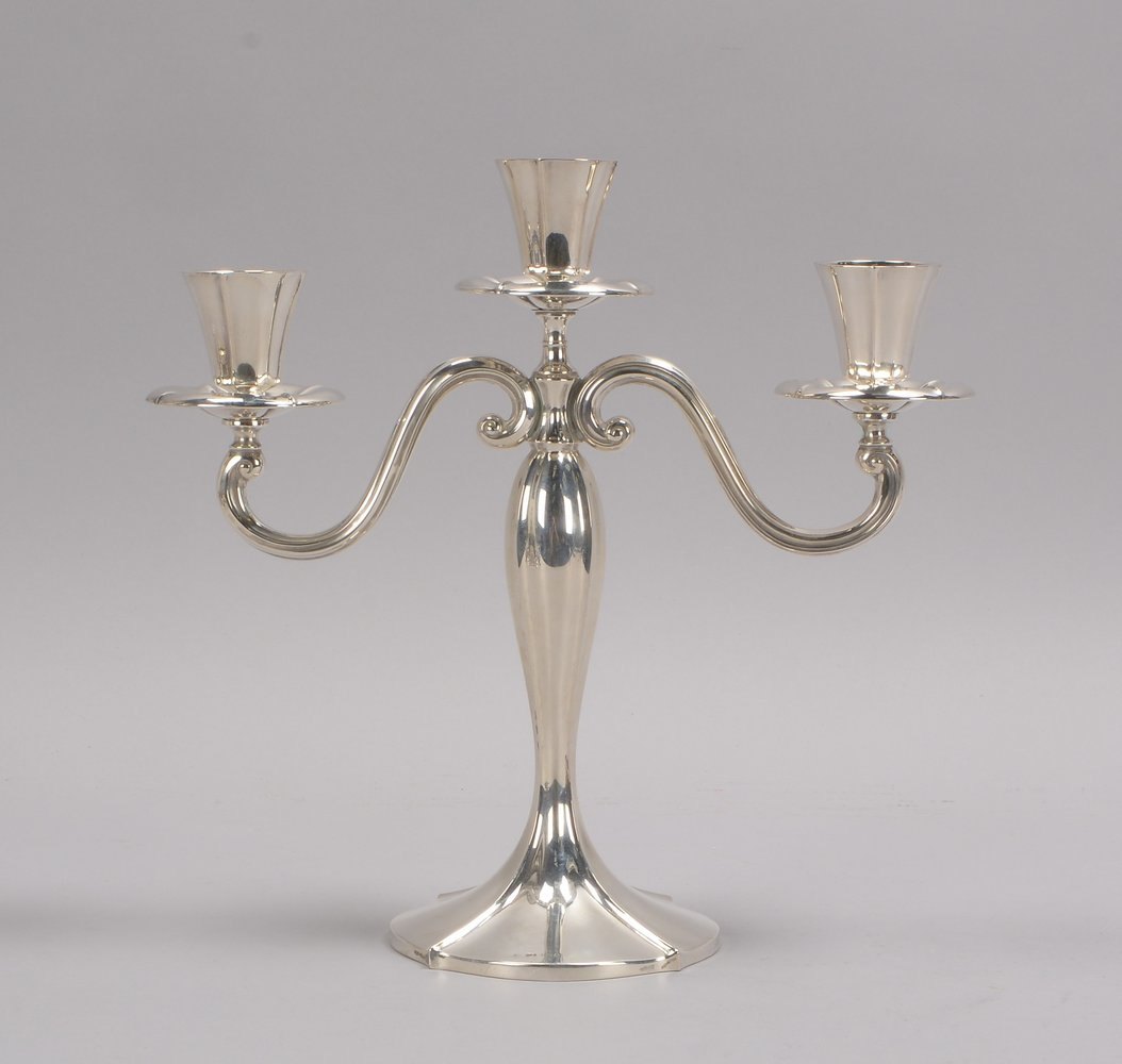 Tischkerzenleuchter (Schweden), 830 Silber (mehrfach punz.), 3-fl.; Höhe 28 cm, Gew. 462 g