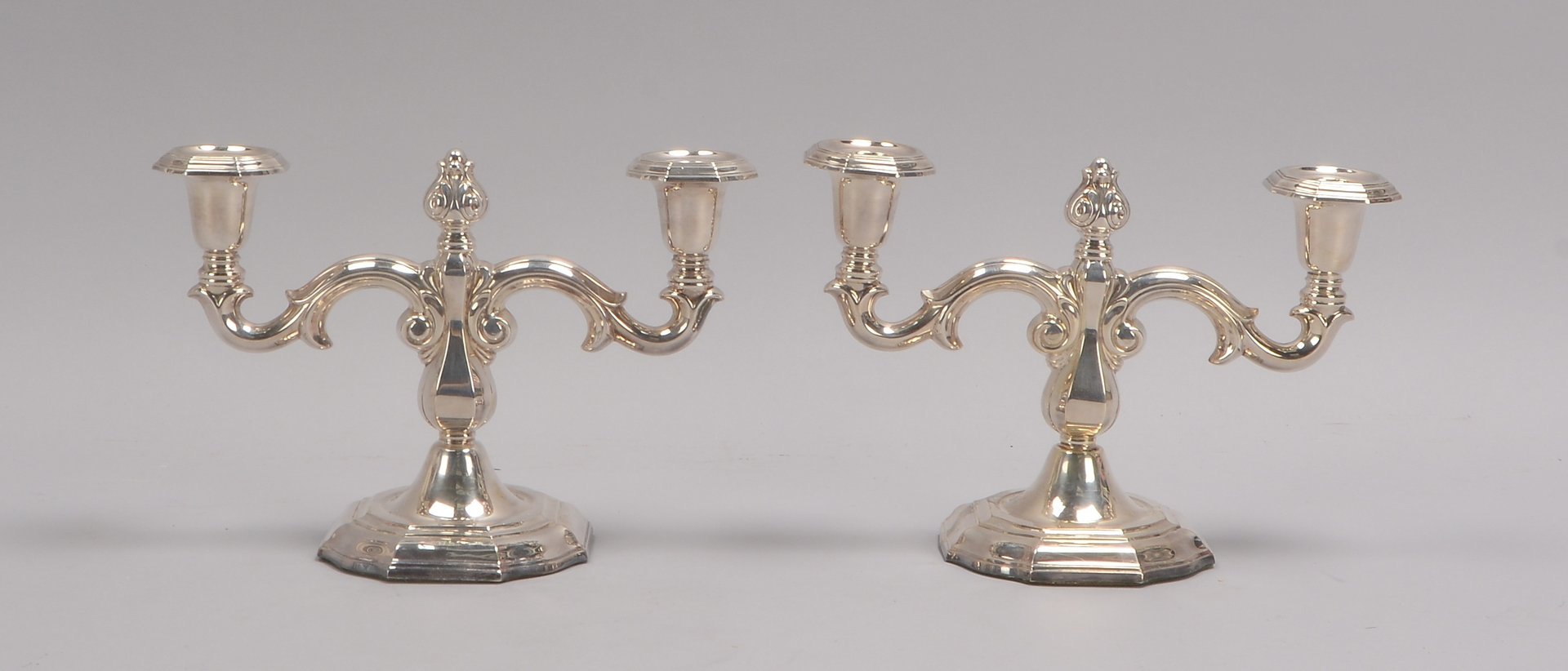 Paar Tischkerzenleuchter (Schweden), 830 Silber (mehrfach punz.), 2-fl., gefüllt