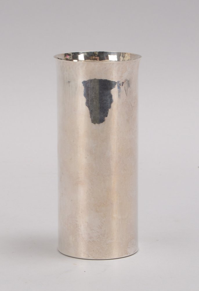 Tischvase (Schweden), 830 Silber (mehrfach punz.); Höhe 15 cm, Ø 6,5 cm, Gew. 372 g