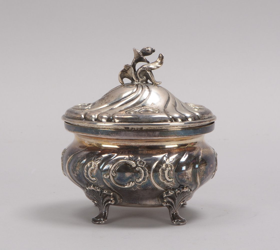 Zucker-Deckeldose (Schweden), 830 Silber (mehrfach punz.); Höhe 13 cm; Gew. ca. 359 g