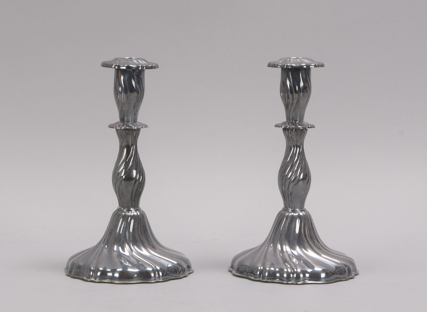 Paar Tischkerzenleuchter (Schweden), 830 Silber (mehrfach punziert) - gefüllt; Höhe 21 cm