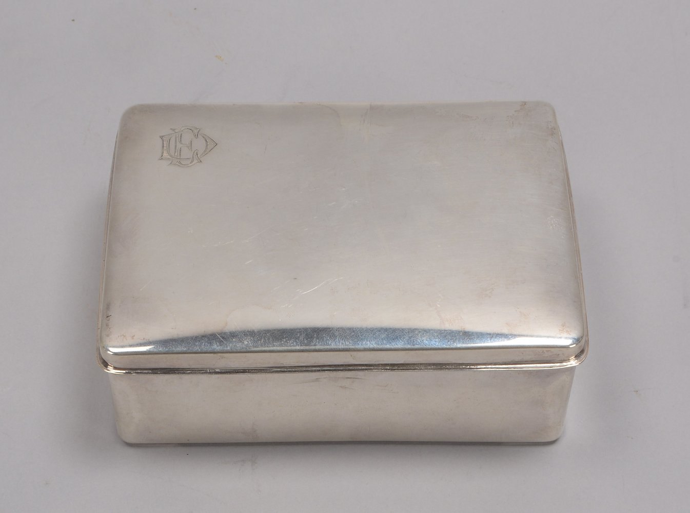 Schatulle (Schweden), 830 Silber (mehrfach punz.), monogr., innen Holz; Gew. 250 g