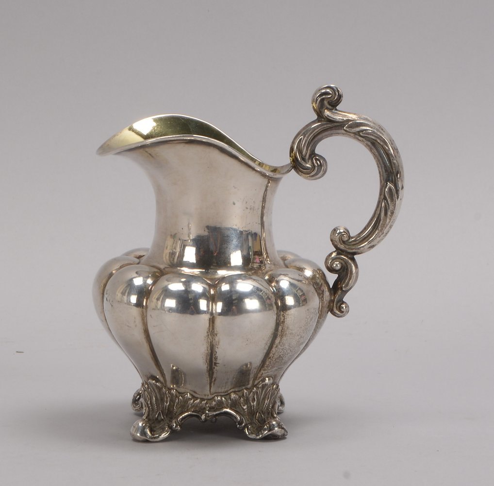 Sahnegießer (Schweden), 830 Silber (nehrfach punziert); Höhe 14,5 cm, Gewicht 224 g
