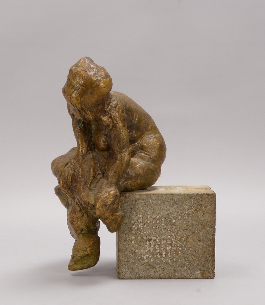 Altenstein, Bernd, Bronzeskulptur, 'Sich Entkleidende', auf Steinsockel sitzend