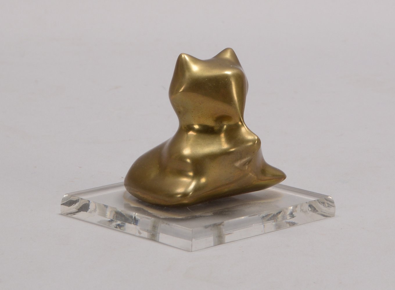 Baron, Harry, Bronzeskulptur, 'Sitzender Bär', sign./bez., auf Plexiglas-Sockel montiert