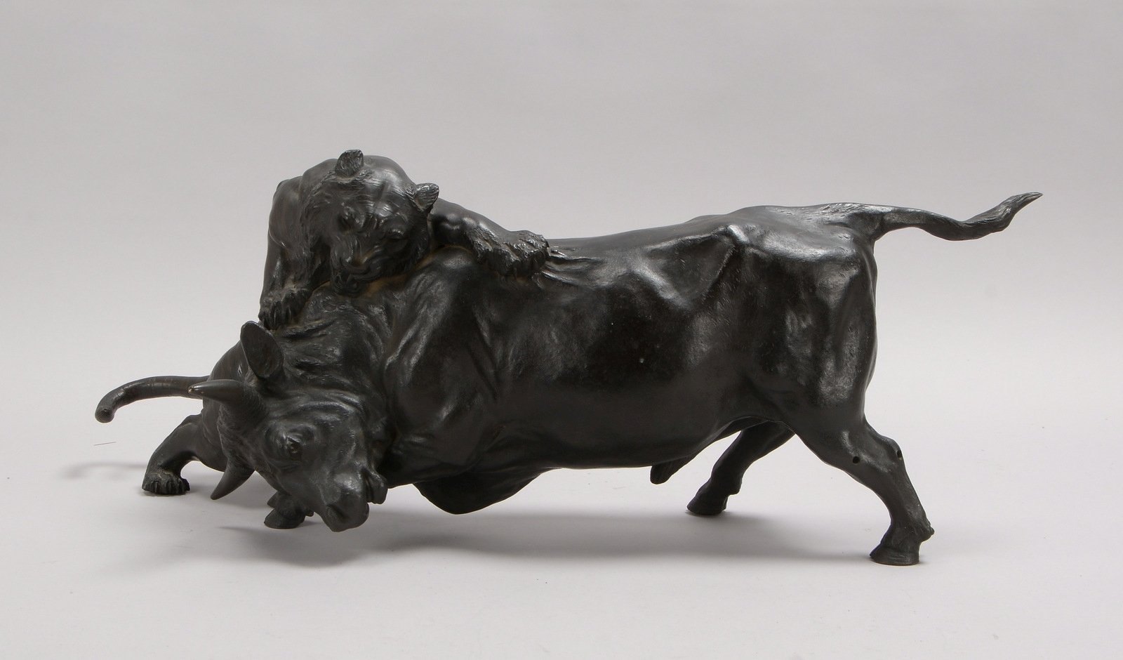 Bronze-Figurengruppe (Japan, 19. Jh.), 'Tiger im Kampf mit Ochse', japan. sign.