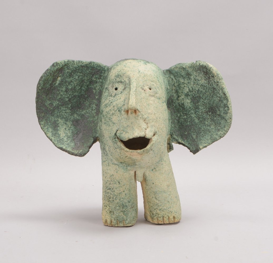 Skulptur, 'Kopffüßler' - surrealist. Figur, Steinzeug, mit Filzstift sign./num.; Höhe 28 cm
