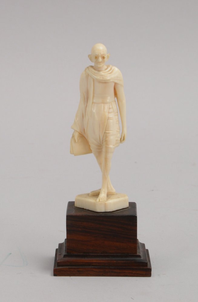 Beinskulptur, 'Gandhi-Darstellung', geschnitzt, Figur auf Holzsockel; Höhe 14 cm