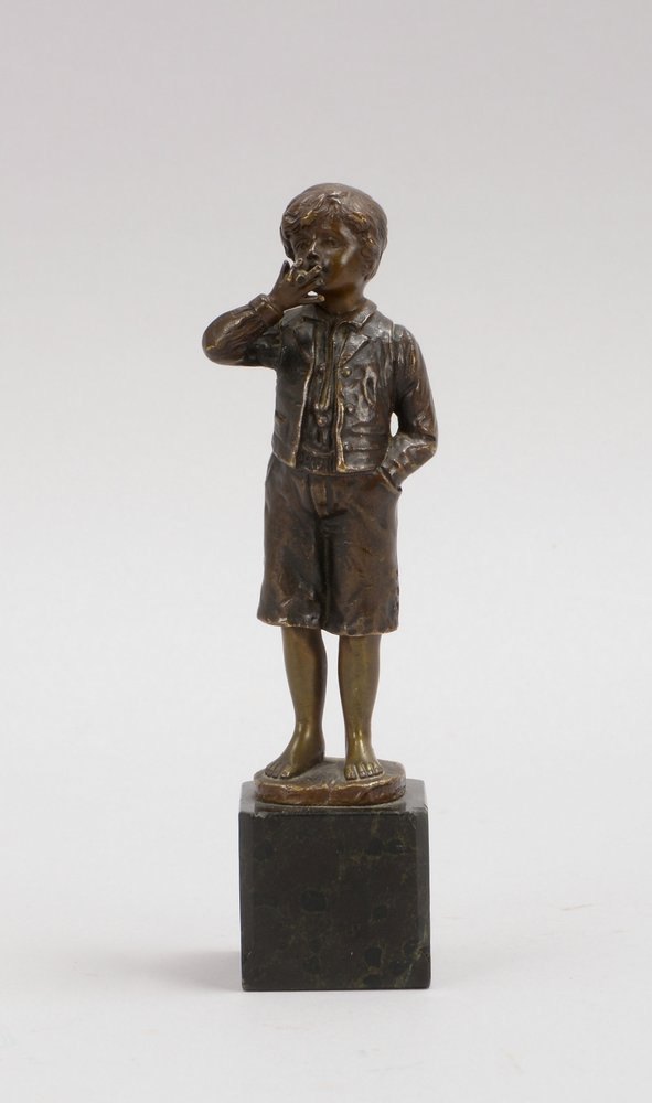Bronzefigur, 'Rauchender Lausbub', Figur auf Marmorplinthe, sign.; Höhe 20,2 cm