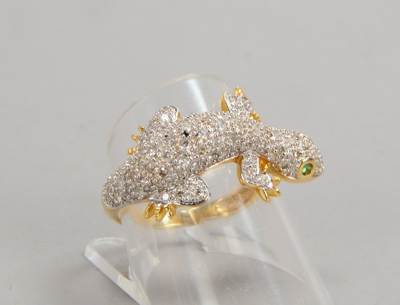 Ring, 585 GG/WG (gest.), figürl. Ringkopf, 'Echse', mit 2x Smaragden und Diamanten