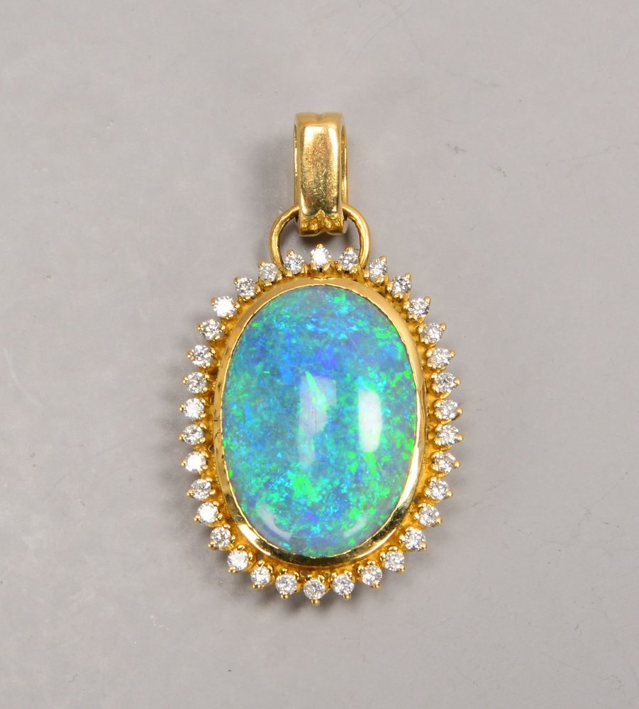 Anhänger, 750 GG (gepr.), mit Opalcabochon und Brillanten/zus. ca. 0,70 ct