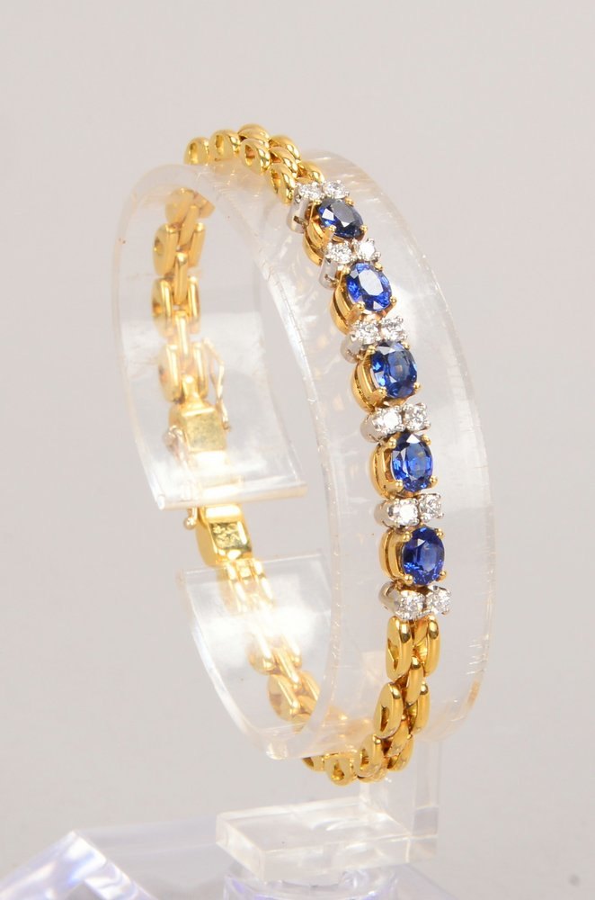 Armband, 750 GG (gest.), mit 5x ovalen Saphiren/zus. 2,01 ct, und 12x Brill./zus. 0,41 ct