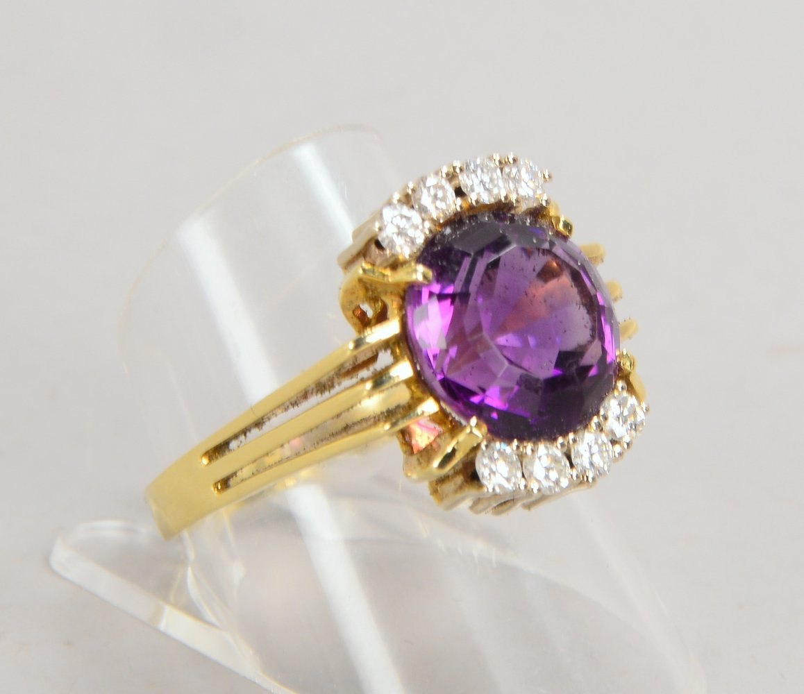 Ring, 585 GG, mit fac. Amethyst im Rundschliff, und 8x kl. Brillanten; RG 58
