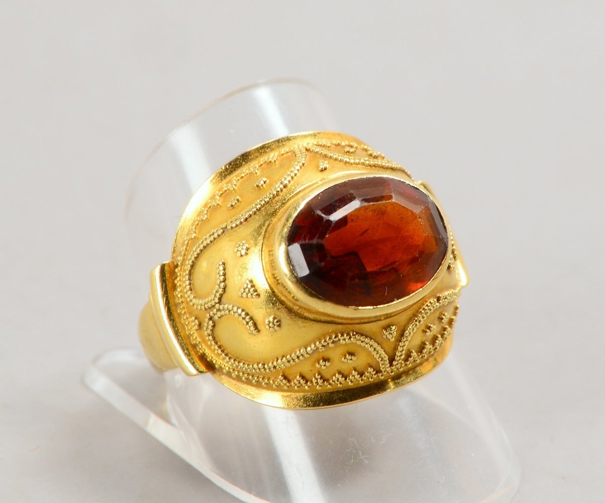 Ring (Pakistan), 585 GG (gest.), mit ovalem Granat(?); RG 61, Gew. 6,50 g