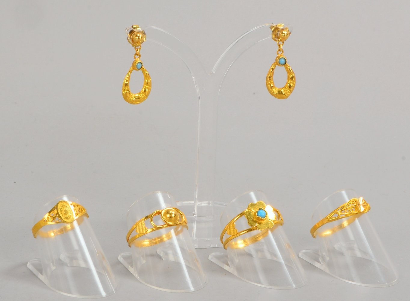 Goldschmuck-Konvolut, 22 kt GG, 5 Teile: 4x Ringe und Paar Ohrstecker