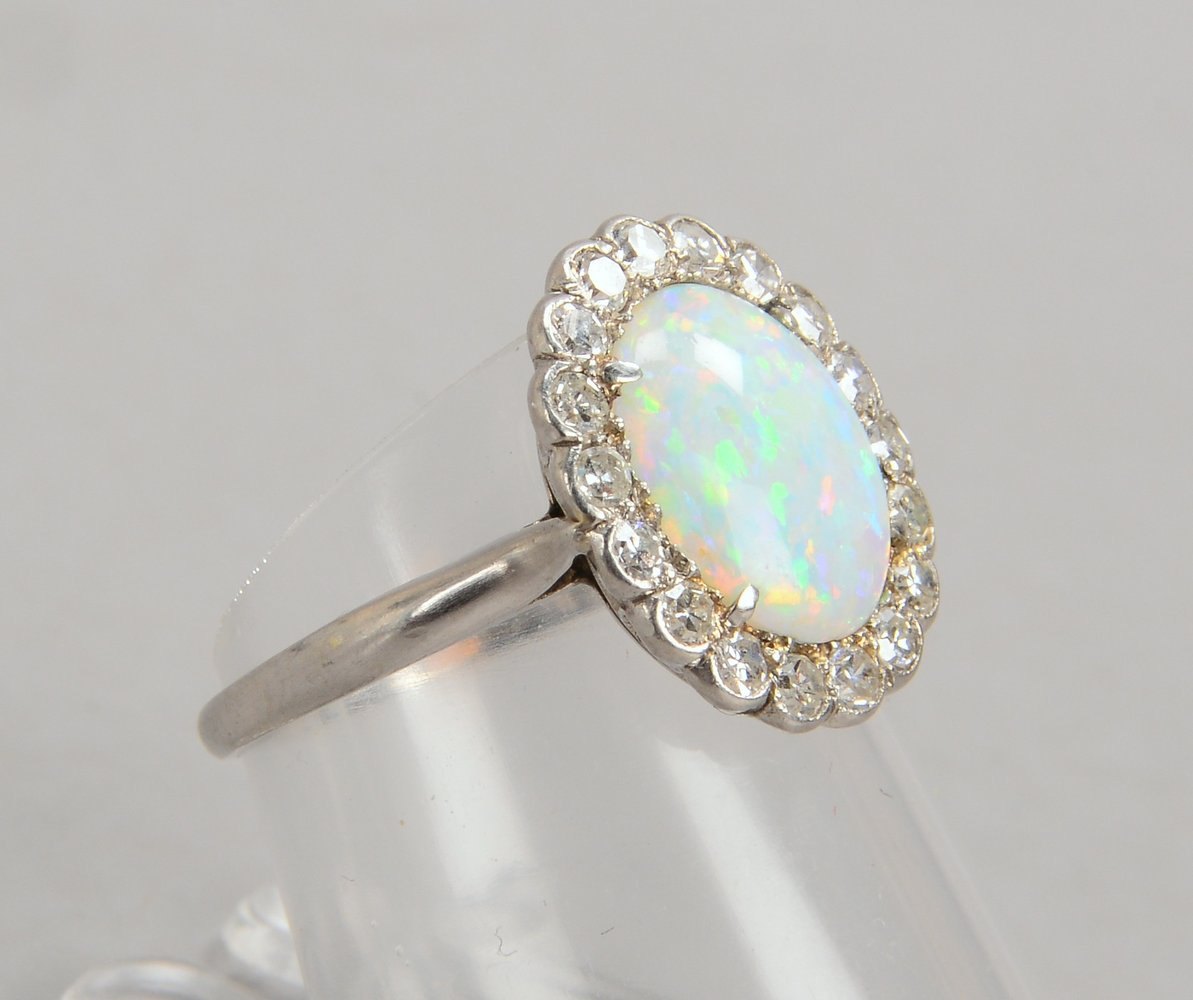 Ring, Platin (gepr.), Opal-Cabochon mit einer Entourage aus Diamanten/ca. 0,20 ct
