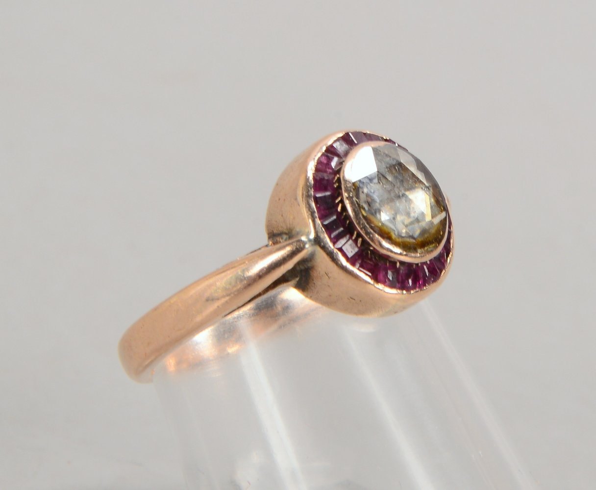 Ring, alt, 333 RG (gepr.), mit fac. Diamant im Rundschliff/ca. 1,0 ct, und Rubinen