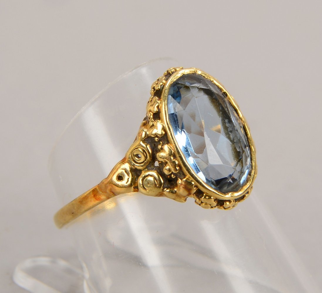 Ring, 585 GG (gest.), mit fac. Aquamarin im Ovalschliff; RG 55