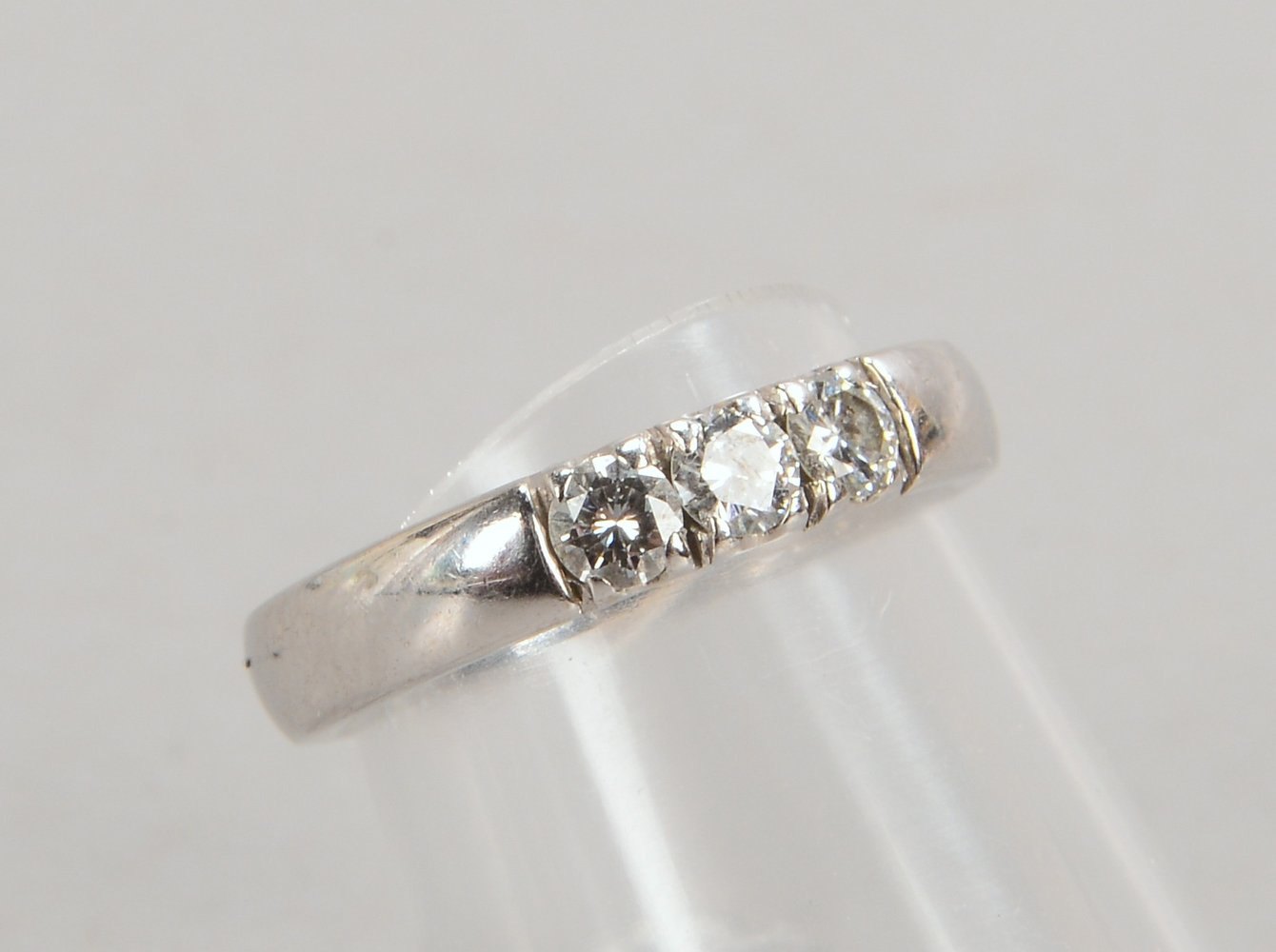 Ring, 750 WG (gest.), mit 3x Brillanten/zus. 0,30 ct, Tw-if; RG 50, Gew. 4,48 g
