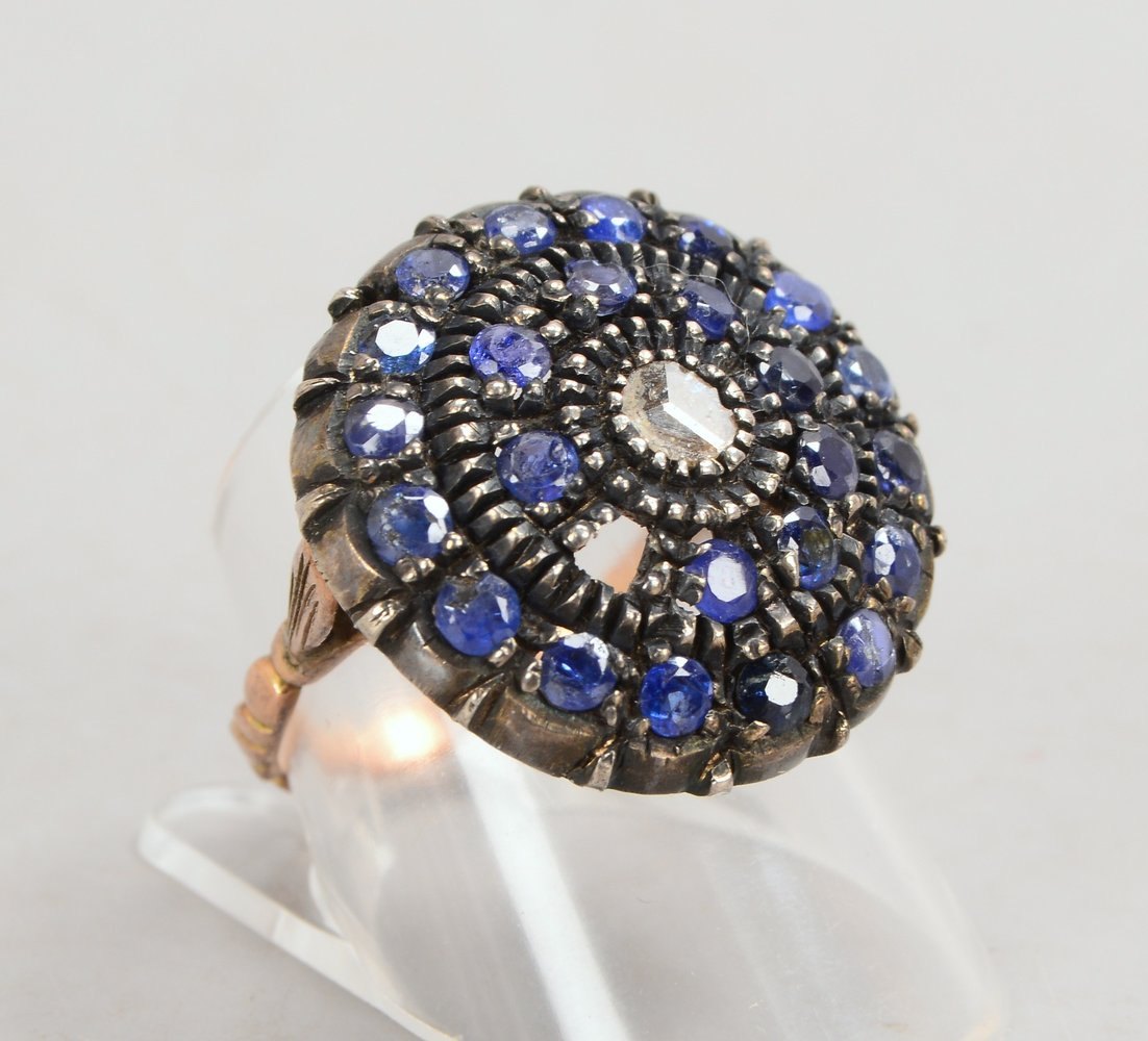 Ring, 333 RG und Silber (gepr.), mit Saphirbesatz und Diamantrose; RG 58