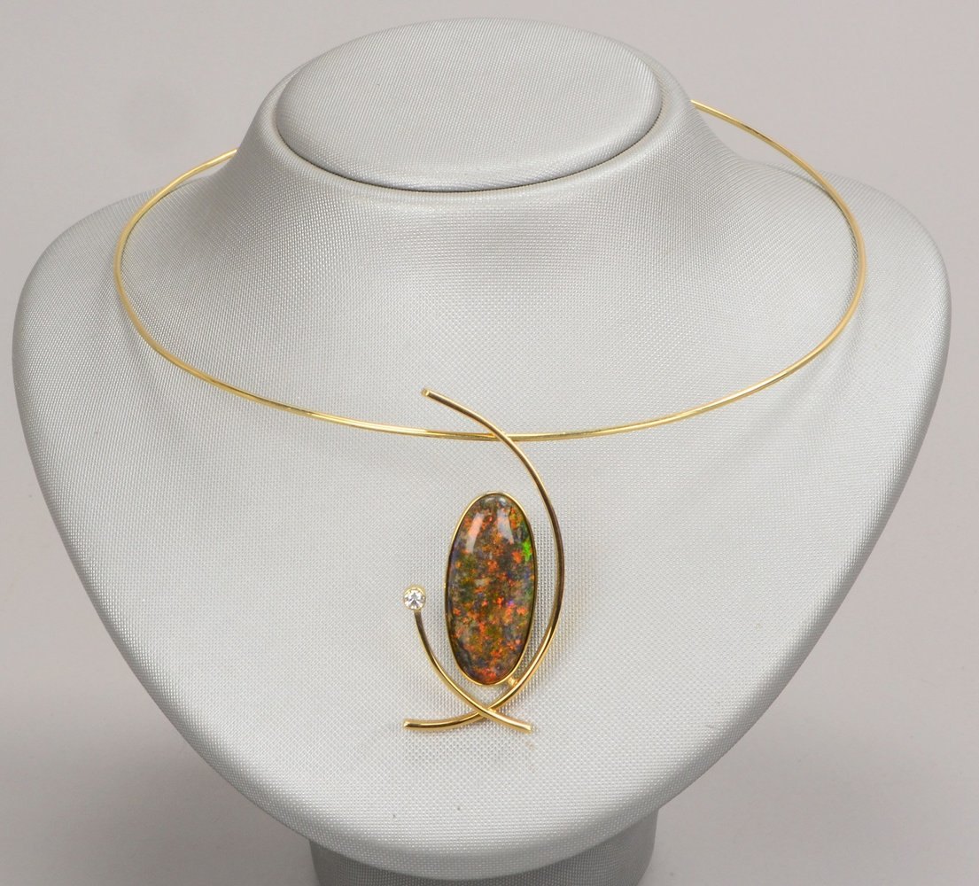 Collier, 585 GG (gest.), Anhänger mit Opal-Cabochon und Brillant/ca. 11,15 ct