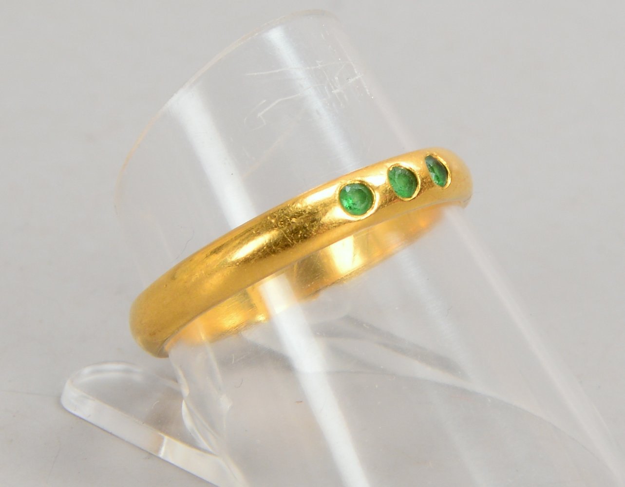 Ring, 900 GG (gest.), mit 3x Smaragden, Innenschiene graviert; RG 58, Gew. 3,50 g