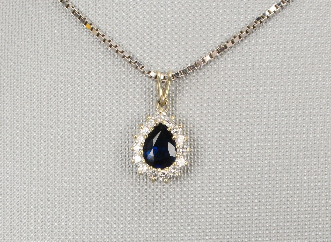Halskette mit Anhänger, 585 WG (gest.), mit Saphir und Brillanten/zus. 0,35 ct, Tw-if