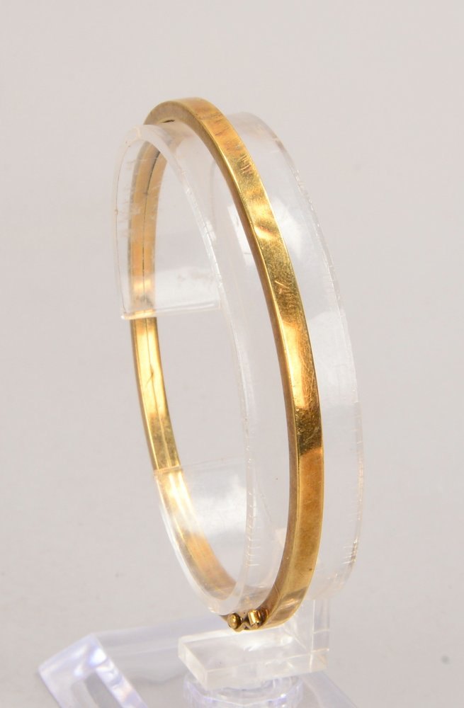 Armreif, 333 GG (gest.) - hohl, mit Steckschließe; innen 53 x 64 mm, Gew. 6,10 g