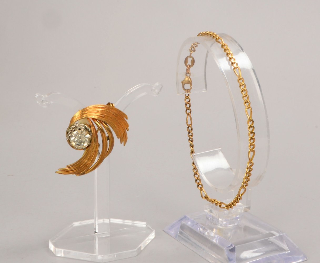 2 Goldschmuckteile, 333 GG: Armband und Brosche/mit einzelnem Zirkon(?)