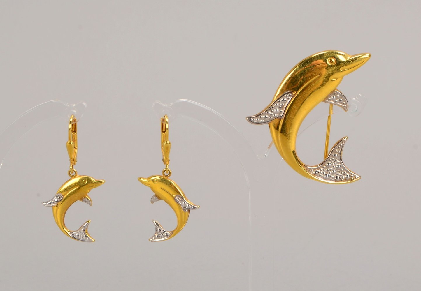 Schmuckset, 585 GG (gest.), figürl. gestaltet ('Delfine'): Brosche/Ohrhänger