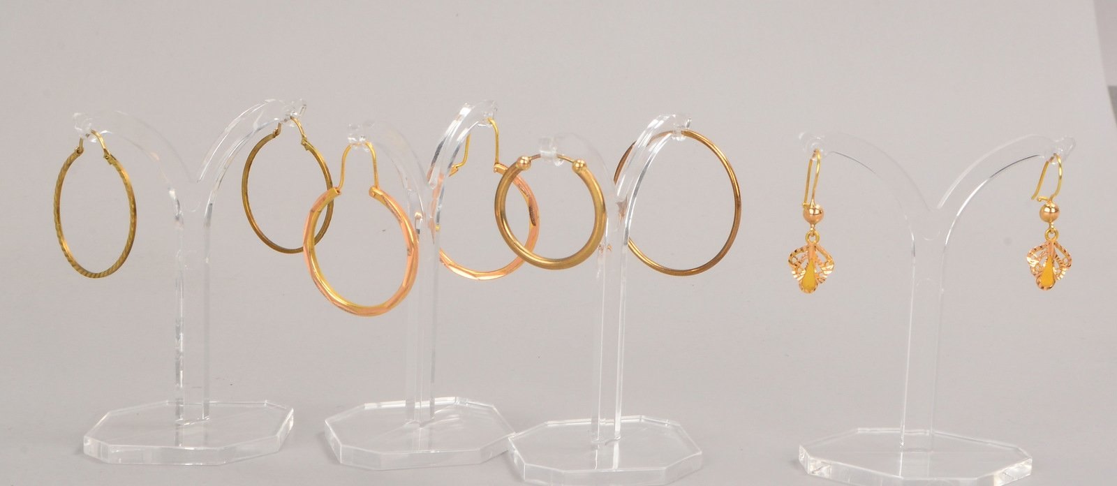 Kleines Ohrschmuck-Konvolut, 333 und 585 Gold: 3x Creolen/1 Ohrhänger