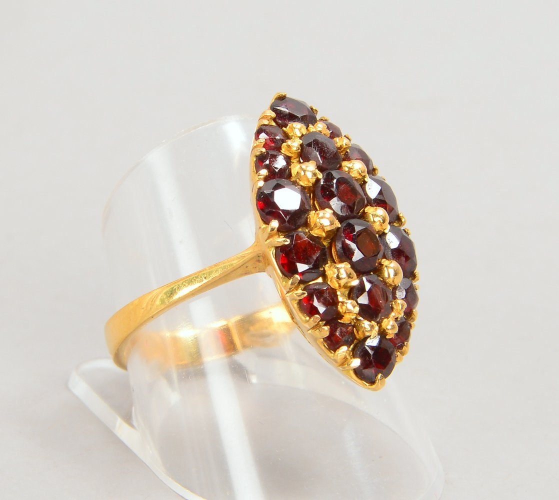 Ring, 750 GG, mit Granatbesatz; RG 59, Gewicht 7,70 g